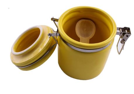 جا ادویه رنگی با قاشق چوبی
